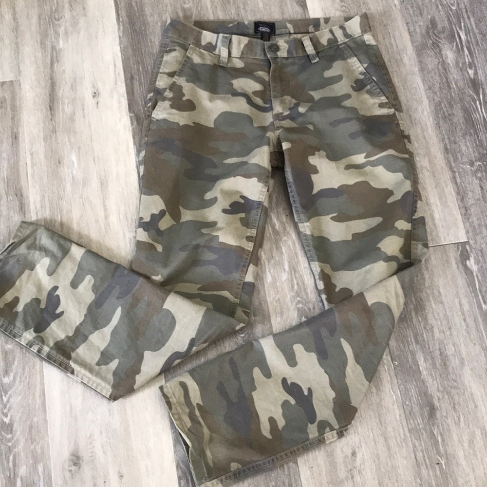 Men’s Camouflaged Camo pants size 29/30